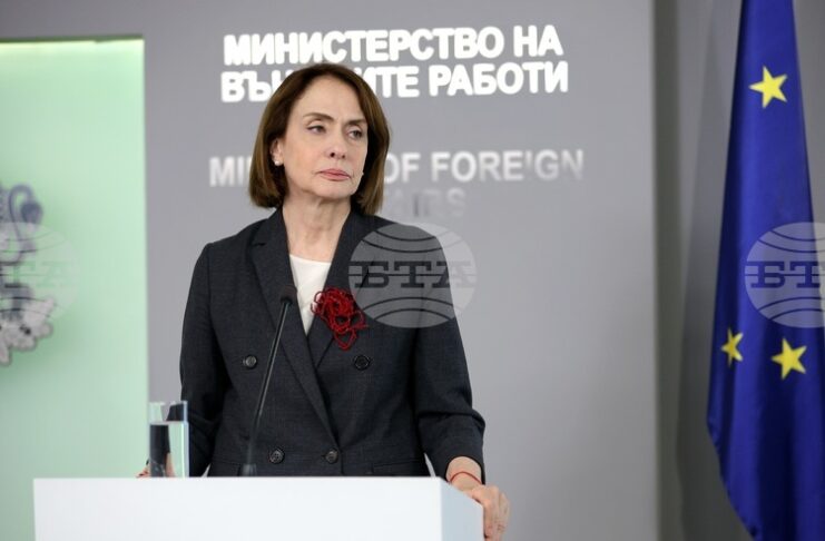 Устойчивостта на примирието зависи от това Иран да се откаже от създаването на ядрено оръжие, каза служебният външен министър Надежда Нейнски