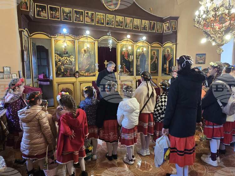 В добричкия квартал “Рилци” направиха възстановка на обичая лазаруване