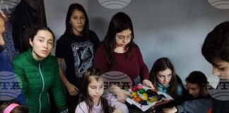 В навечерието на Възкресение Христово деца от неделното училище в Търговище подредиха тематична изложба и боядисаха яйца