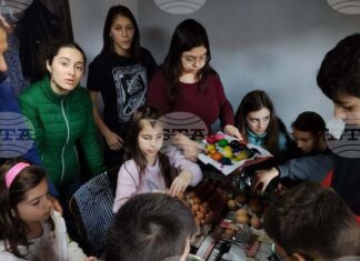 В навечерието на Възкресение Христово деца от неделното училище в Търговище подредиха тематична изложба и боядисаха яйца
