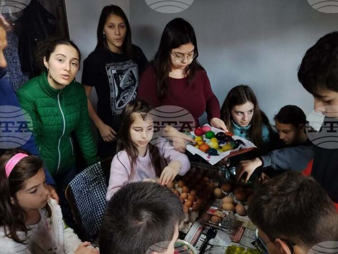 В навечерието на Възкресение Христово деца от неделното училище в Търговище подредиха тематична изложба и боядисаха яйца