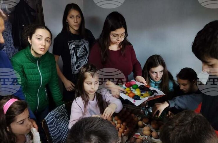 В навечерието на Възкресение Христово деца от неделното училище в Търговище подредиха тематична изложба и боядисаха яйца