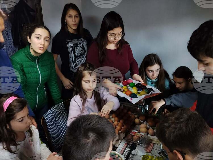 В навечерието на Възкресение Христово деца от неделното училище в Търговище подредиха тематична изложба и боядисаха яйца