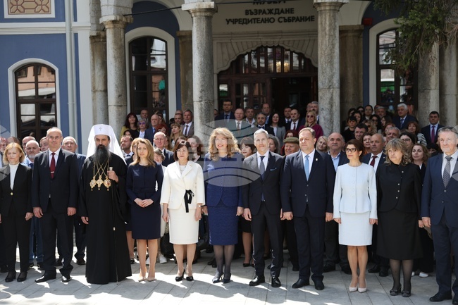 Конституционният съд на Република България откри поредицата от събития за 35-годишнината от създаването си с тържествено честване на Деня на българската Конституция