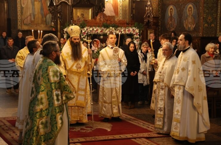 Василиева света литургия отслужи Браницкият епископ Йоан в митрополитския катедрален храм „Св. великомъченица Неделя“