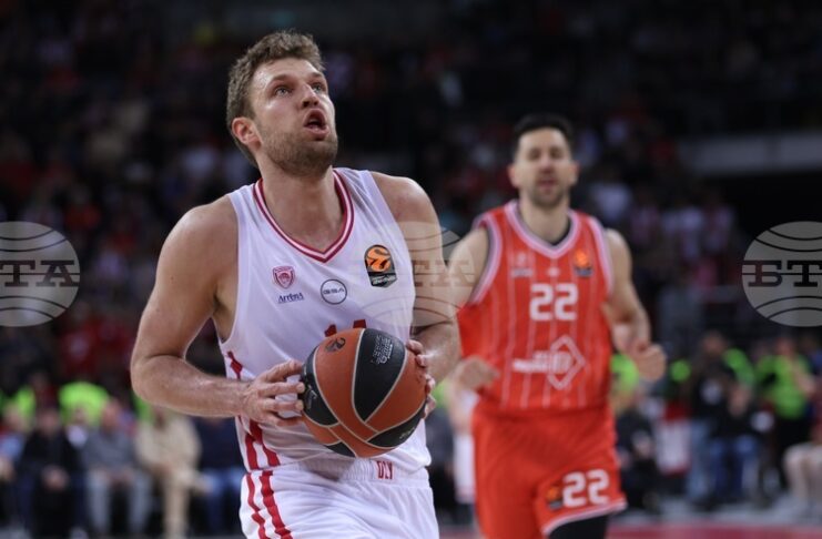 Везенков реализира 10 точки при победа на Олимпиакос в баскетболното първенство на Гърция