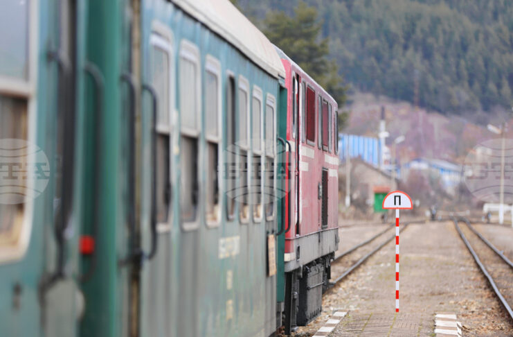 Влак е дерайлирал в междугарието Царева Ливада – Трявна, трима пътници са пострадали, съобщиха от НКЖИ