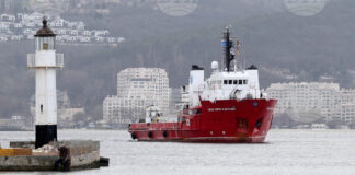 На Морска гара Варна посрещат българския военен научноизследователски кораб „Св. св. Кирил и Методий“ (НИК 421) от четвъртата му експедиция до Антарктида.