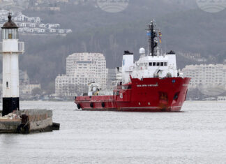 На Морска гара Варна посрещат българския военен научноизследователски кораб „Св. св. Кирил и Методий“ (НИК 421) от четвъртата му експедиция до Антарктида.