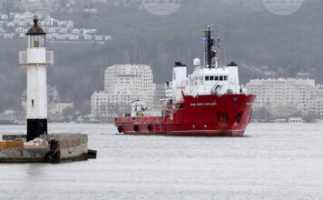 На Морска гара Варна посрещат българския военен научноизследователски кораб „Св. св. Кирил и Методий“ (НИК 421) от четвъртата му експедиция до Антарктида.