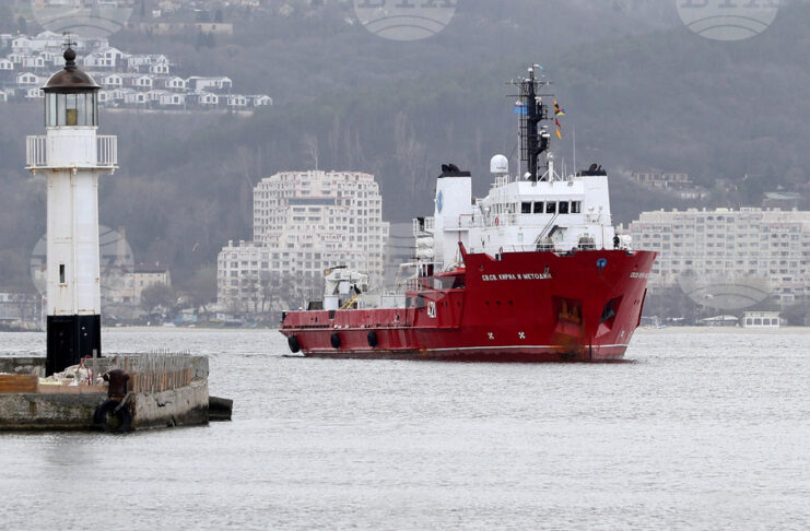 На Морска гара Варна посрещат българския военен научноизследователски кораб „Св. св. Кирил и Методий“ (НИК 421) от четвъртата му експедиция до Антарктида.