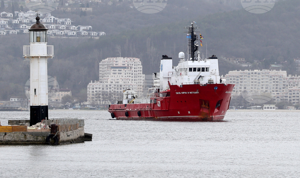 На Морска гара Варна посрещат българския военен научноизследователски кораб „Св. св. Кирил и Методий“ (НИК 421) от четвъртата му експедиция до Антарктида.