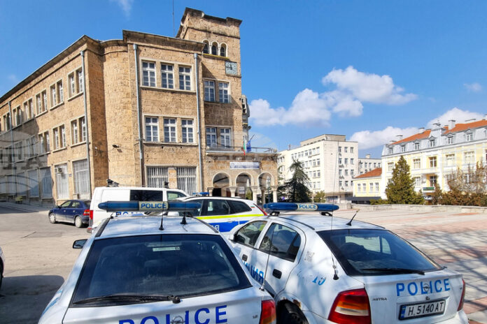 Временно движението по път II-73 Смядово – Веселиново се осъществява двупосочно, в една лента, поради катастрофа