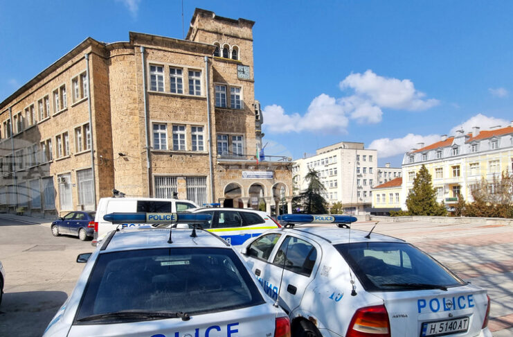 Временно движението по път II-73 Смядово – Веселиново се осъществява двупосочно, в една лента, поради катастрофа