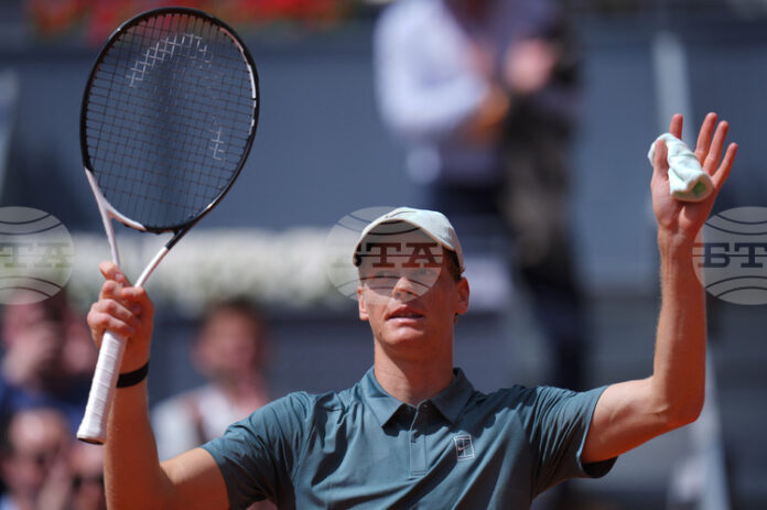 Яник Синер продължава към полуфиналите на турнира по тенис в Мадрид след успех в два сета над испански младок