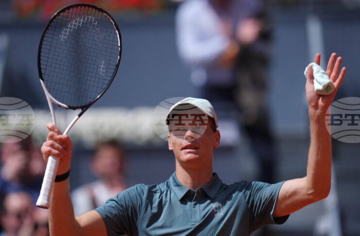 Яник Синер продължава към полуфиналите на турнира по тенис в Мадрид след успех в два сета над испански младок