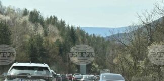 Заради аварирал тир движението при км 35 на магистрала "Хемус" в посока София се осъществява в изпреварващата и втората активна лента