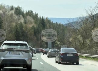 Заради аварирал тир движението при км 35 на магистрала "Хемус" в посока София се осъществява в изпреварващата и втората активна лента