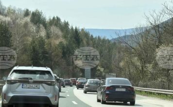 Заради аварирал тир движението при км 35 на магистрала "Хемус" в посока София се осъществява в изпреварващата и втората активна лента