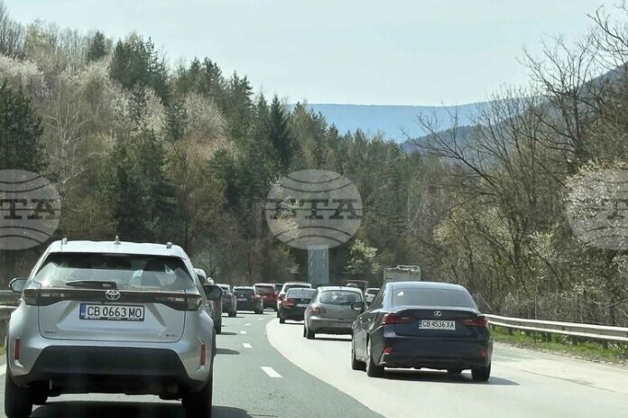 Заради аварирал тир движението при км 35 на магистрала "Хемус" в посока София се осъществява в изпреварващата и втората активна лента