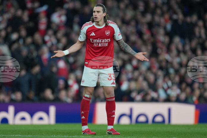 Защитникът на Арсенал Рикардо Калафиори остава под въпрос за домакинството срещу Нюкасъл