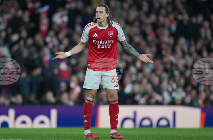 Защитникът на Арсенал Рикардо Калафиори остава под въпрос за домакинството срещу Нюкасъл