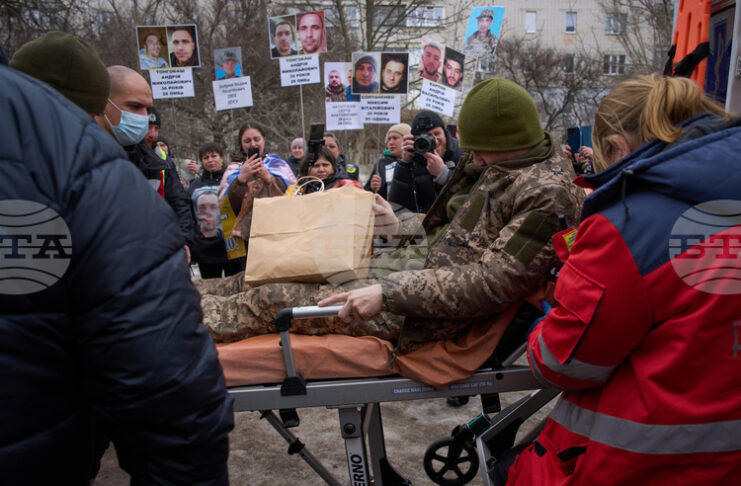 Зеленски: Посрещнахме у дома 175 военнослужещи и 7 цивилни след плен в Русия