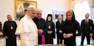 Папа Лъв XIV подари на председателя на парламента Михаела Доцова плакет с изображение на деца, които се молят за мир по света, и албум за Ватикана