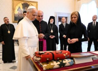 Папа Лъв XIV подари на председателя на парламента Михаела Доцова плакет с изображение на деца, които се молят за мир по света, и албум за Ватикана
