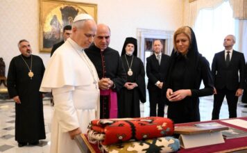 Папа Лъв XIV подари на председателя на парламента Михаела Доцова плакет с изображение на деца, които се молят за мир по света, и албум за Ватикана