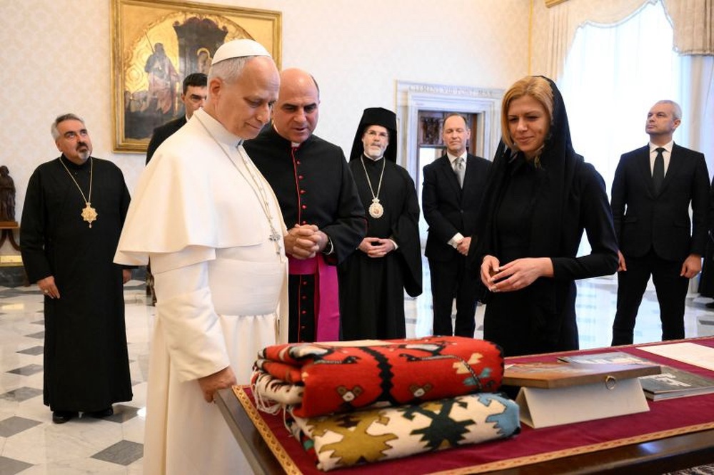 Папа Лъв XIV подари на председателя на парламента Михаела Доцова плакет с изображение на деца, които се молят за мир по света, и албум за Ватикана