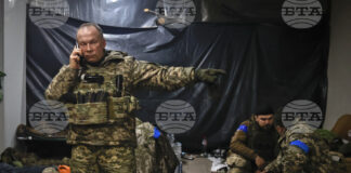 Ген. Олександър Сирски дава инструкции в убежище в Соледар, по време на многомесечния сблъсък между украинските и руските сили.