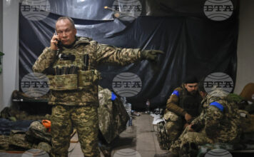 Ген. Олександър Сирски дава инструкции в убежище в Соледар, по време на многомесечния сблъсък между украинските и руските сили.