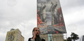 Плакат в иранската столица Техеран с изображенията на националния герой Раис Али Делвари (вдясно) и на Алиреза Тангсири, командващ военноморските сили на Корпуса на гвардейците на ислямската революция, наредил блокадата на Ормузкия проток, 20 април 2026 г.