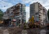 Спасители пред жилищна сграда, повредеена при руски удар в жилищен квартал в Киев, 15 май 2026 година