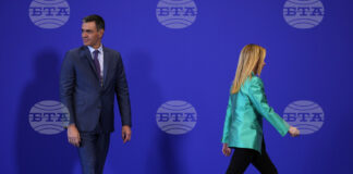 Испанският премиер Педро Санчес и италианската министър-председателка Джорджа Мелони, по време на срещата на върха на ЕС в Гранада,