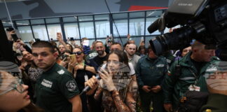 Асошиейтед прес: България посрещна грандиозно победителката си от „Евровизия“ Дара при завръщането ѝ у дома