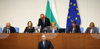 Българските граждани очакват конструктивен дух, парламентът да произвежда закони и решения, а не скандали, заяви Румен Радев