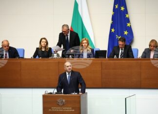 Българските граждани очакват конструктивен дух, парламентът да произвежда закони и решения, а не скандали, заяви Румен Радев Българските граждани очакват конструктивен дух, парламентът да произвежда закони и решения, а не скандали, заяви Румен Радев