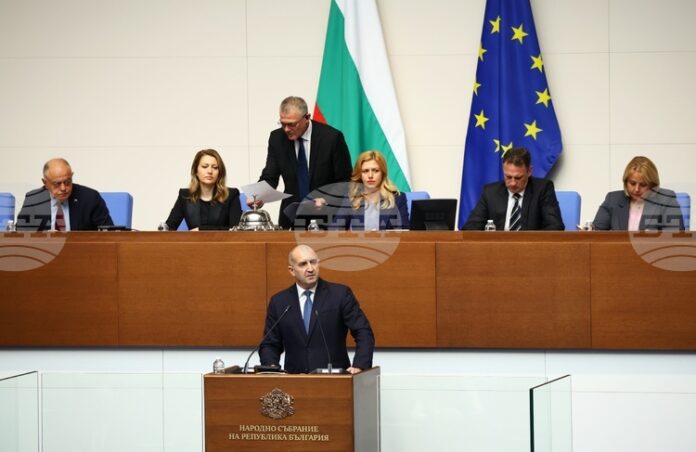 Българските граждани очакват конструктивен дух, парламентът да произвежда закони и решения, а не скандали, заяви Румен Радев