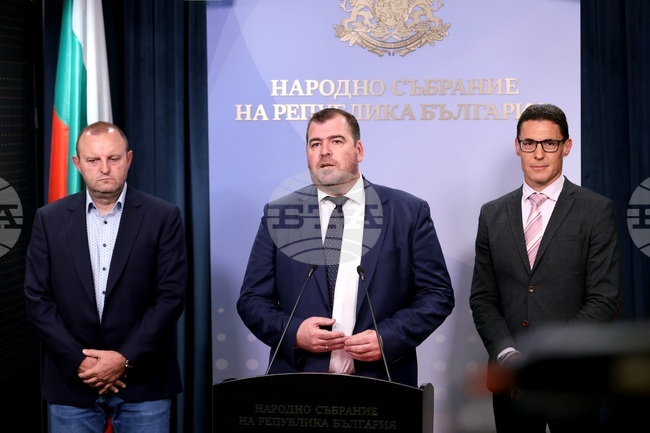 Парламентарната група на „Прогресивна България“ дава брифинг в Народното събрание