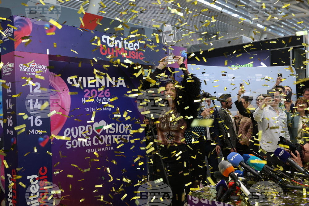 Посрещането на Дара на летището в София на 17 май