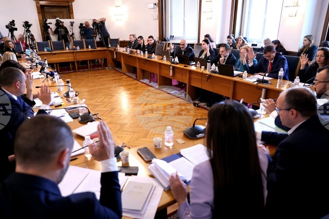 Временната комисия по приемането на Правилник за организацията и дейността на 52-рото Народно събрание