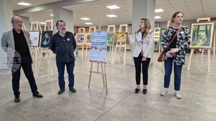 Благотворителната изложба "Изкуство в помощ на изкуството" бе открита в Общинския младежки дом в Шумен