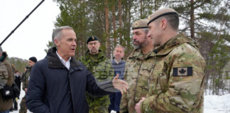 Канадският премиер Марк Карни разговаря с канадски войници по време на посещението си на учението на НАТО "Студен отговор" в Норвегия, 13 март 2026 г