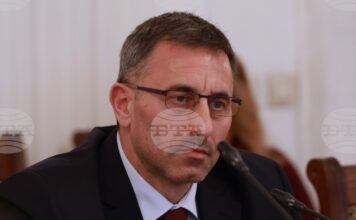 Държавата има исторически шанс да придобие обратно рафинерията на „Лукойл“ в Бургас, смята Румен Спецов