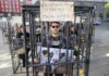 Демонстранти влязоха в клетки в близост до парламента и призоваха за хуманно отношение към телетата