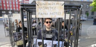 Демонстранти влязоха в клетки в близост до парламента и призоваха за хуманно отношение към телетата