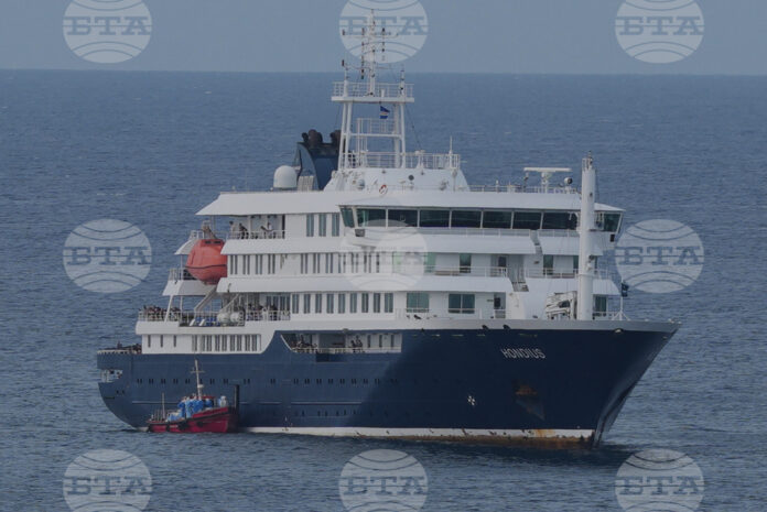 Круизният кораб "Хондиус" край бреговете на Кабо Верде (06.05.2026 г.).