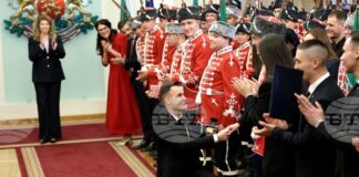 Илияна Йотова посрещна младежи от гвардейски отряди в президентската институция, млад лекар предложи брак на любимата си в Гербовата зала